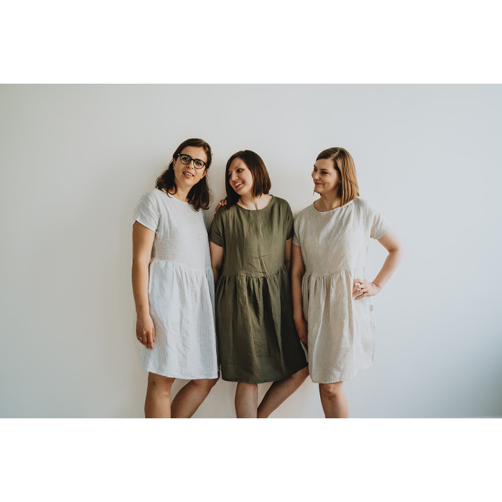 Leinenkleid Lisa (weiß mit dunkelblauen Streifen)