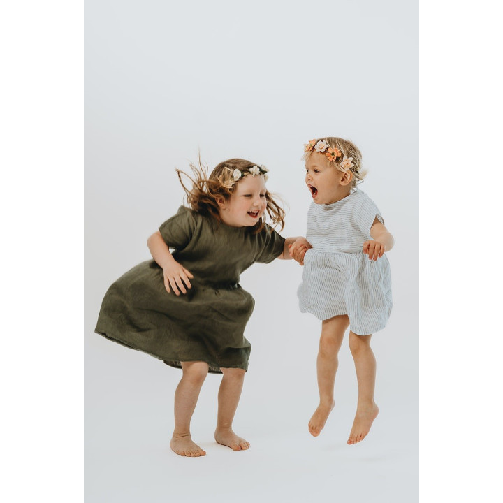 Kinder-Leinenkleid Liten Lisa (weiß mit dunkelblauen Streifen)