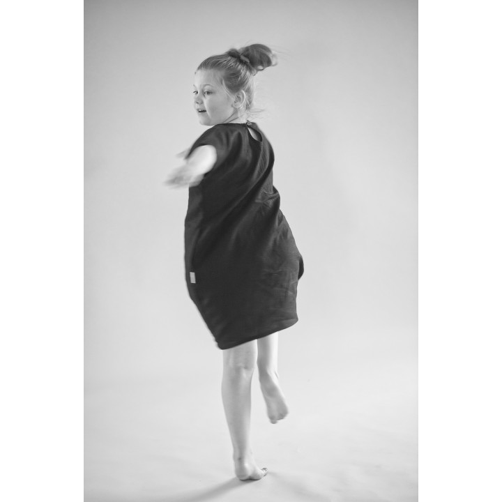 Liten Britta Kinder-Leinenkleid (Schwarz)
