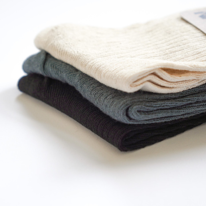 Leinen-Socken mit Streifen.