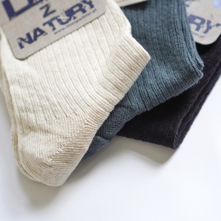 Leinen-Socken mit Streifen.