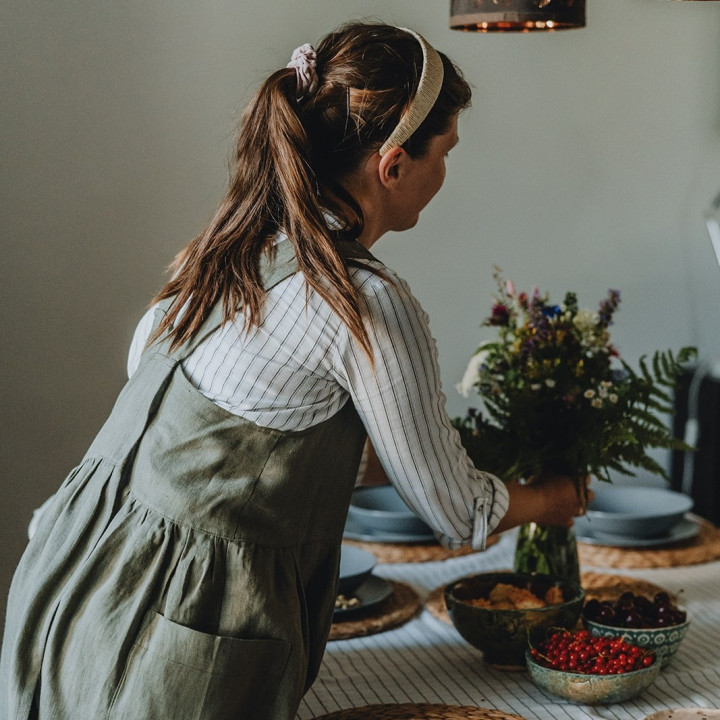 Mia Kleiderschürze (oliv) – 100 % Leinen