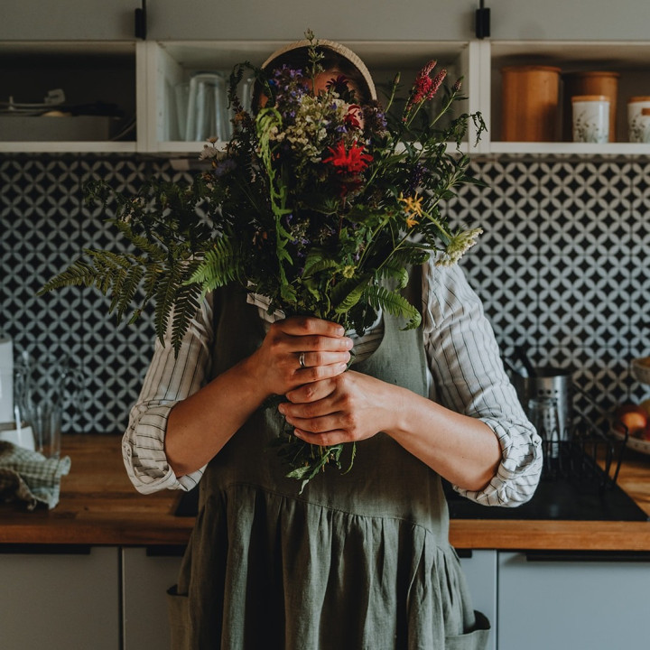 Mia Kleiderschürze (oliv) – 100 % Leinen