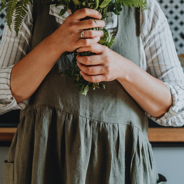 Mia Kleiderschürze (oliv) – 100 % Leinen