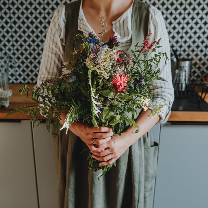 Mia Kleiderschürze (oliv) – 100 % Leinen