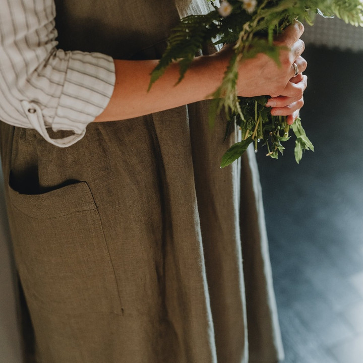 Mia Kleiderschürze (oliv) – 100 % Leinen